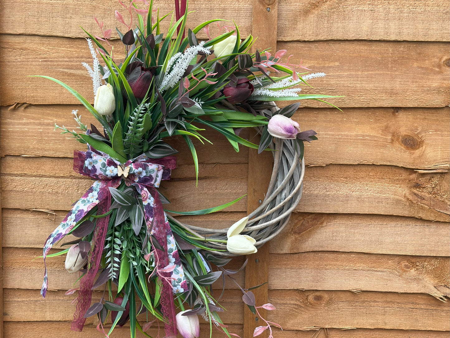Handmade vintage tulip wreath with artificial flowers, greenery, and a lace ribbon. Elegant spring and Easter door décor for a romantic and cozy home.
30 cm