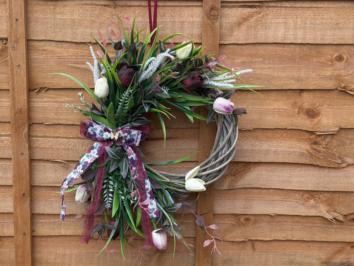 Handmade vintage tulip wreath with artificial flowers, greenery, and a lace ribbon. Elegant spring and Easter door décor for a romantic and cozy home.
30 cm