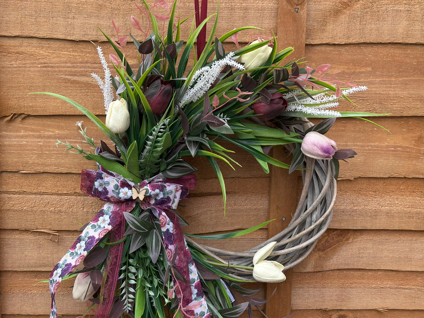 Handmade vintage tulip wreath with artificial flowers, greenery, and a lace ribbon. Elegant spring and Easter door décor for a romantic and cozy home.
30 cm