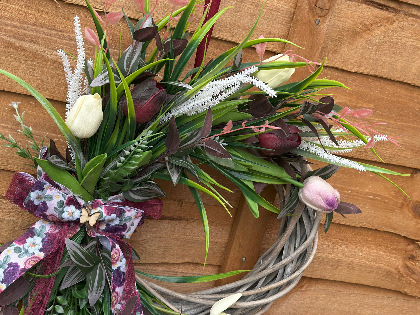 Handmade vintage tulip wreath with artificial flowers, greenery, and a lace ribbon. Elegant spring and Easter door décor for a romantic and cozy home.
30 cm