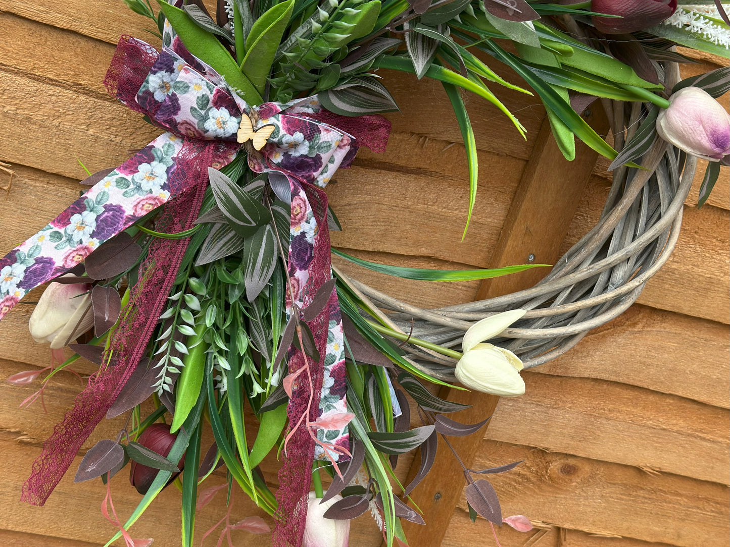 Handmade vintage tulip wreath with artificial flowers, greenery, and a lace ribbon. Elegant spring and Easter door décor for a romantic and cozy home.
30 cm