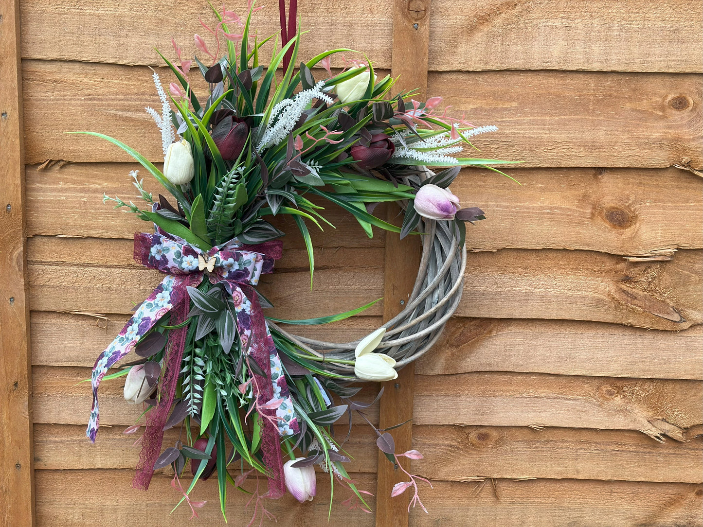 Handmade vintage tulip wreath with artificial flowers, greenery, and a lace ribbon. Elegant spring and Easter door décor for a romantic and cozy home.
30 cm