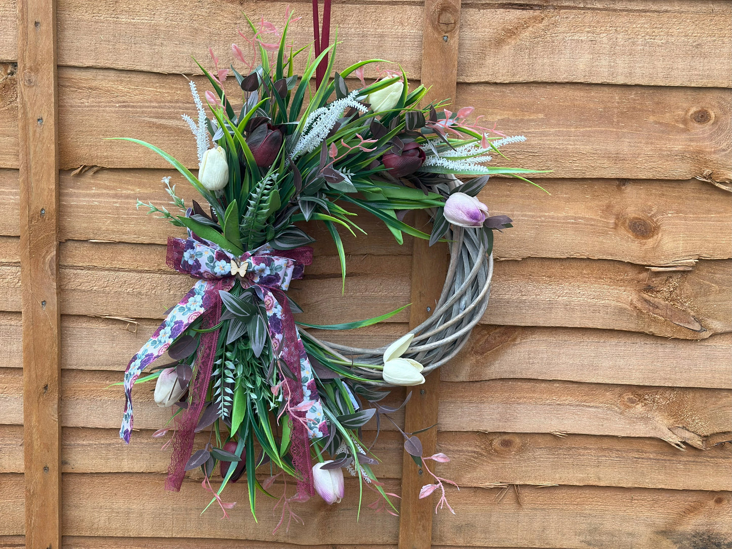 Handmade vintage tulip wreath with artificial flowers, greenery, and a lace ribbon. Elegant spring and Easter door décor for a romantic and cozy home.
30 cm