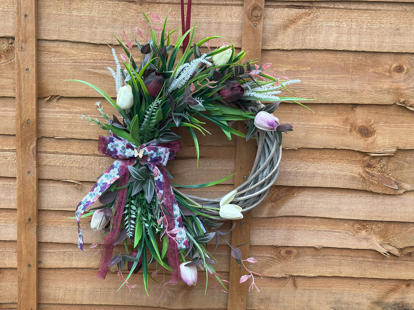 Handmade vintage tulip wreath with artificial flowers, greenery, and a lace ribbon. Elegant spring and Easter door décor for a romantic and cozy home.
30 cm