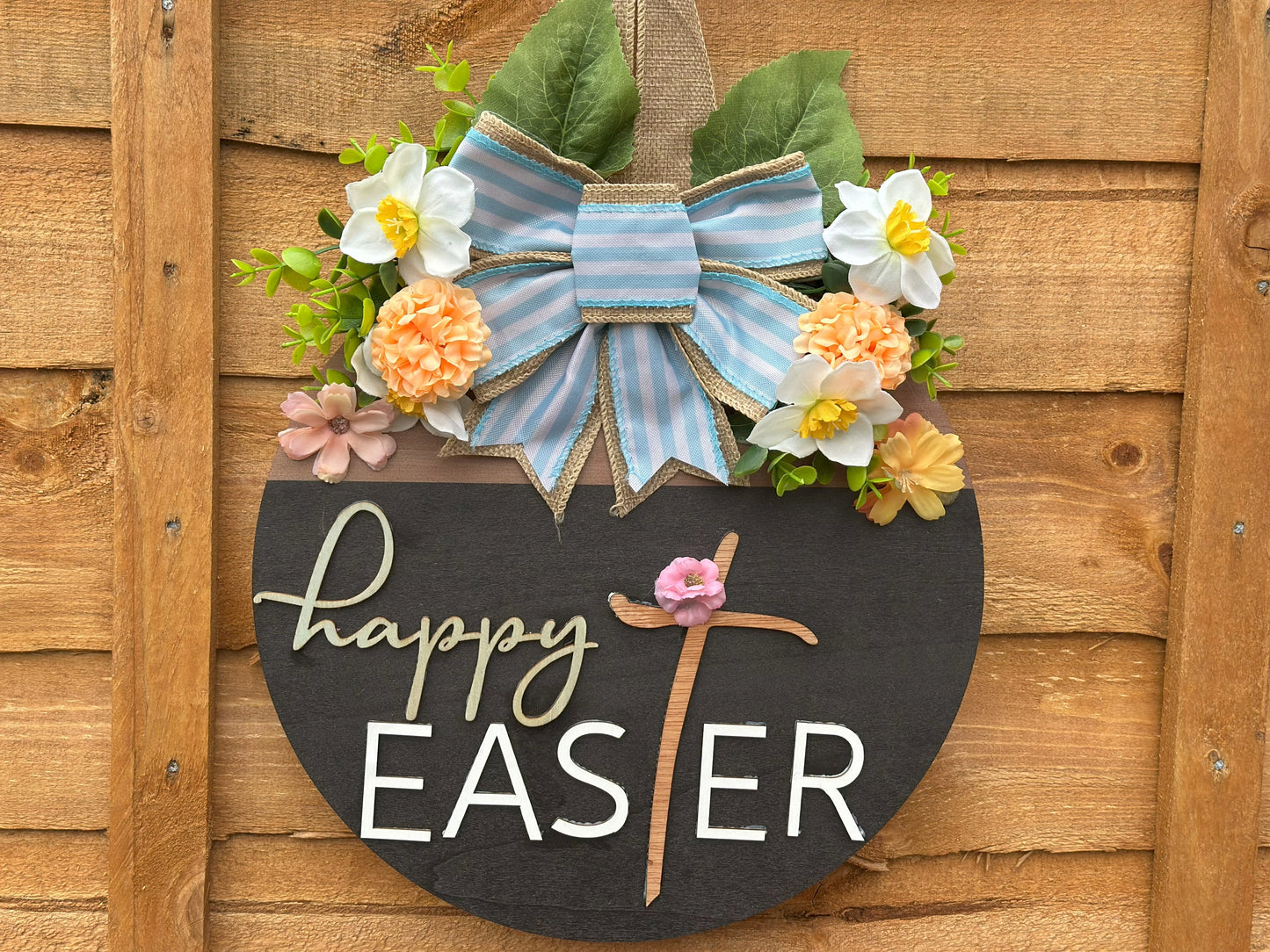 "30 cm wooden Easter wreath with a vintage-inspired design, soft pastel flowers, and a charming ribbon.