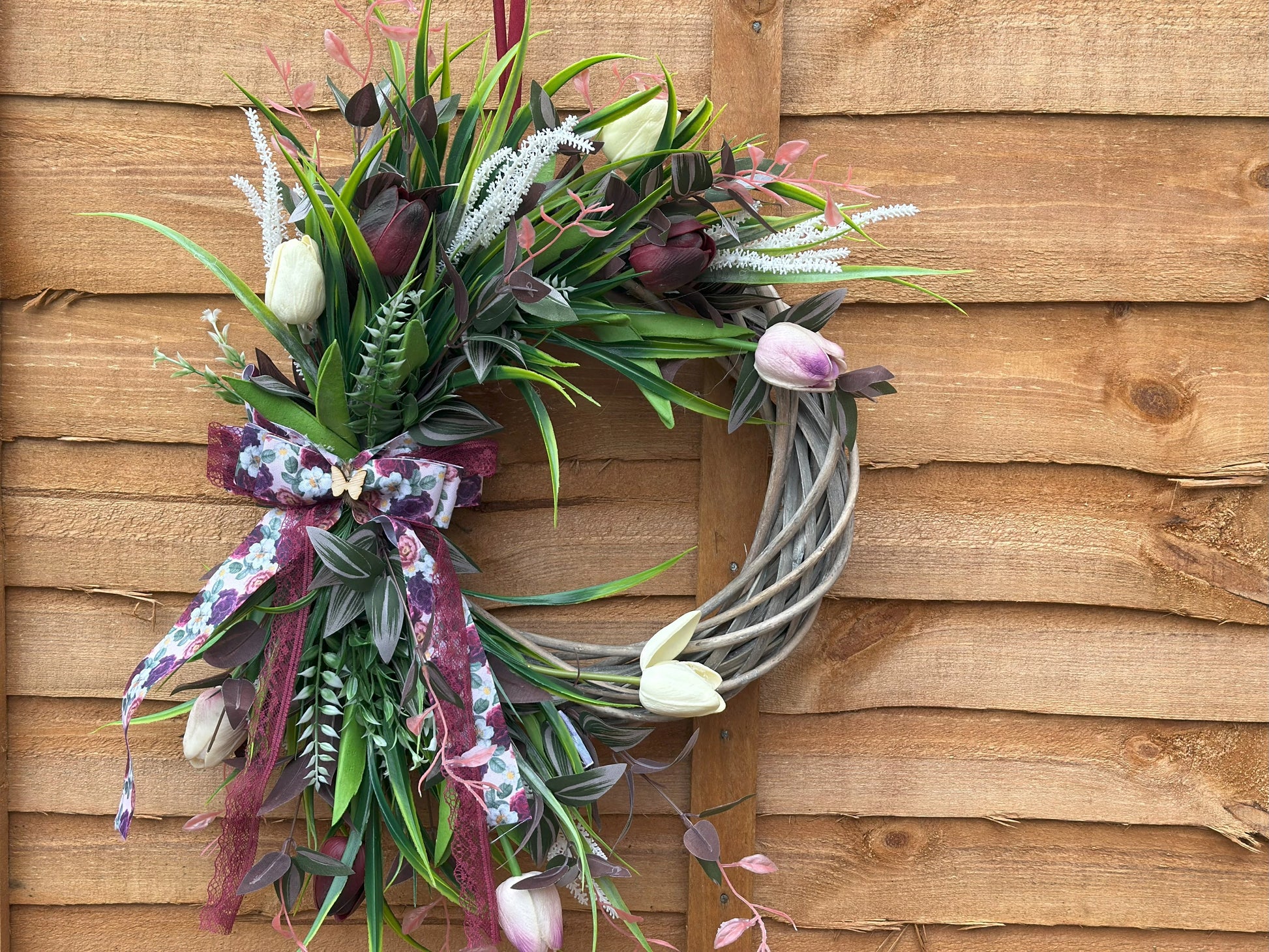 Handmade vintage tulip wreath with artificial flowers, greenery, and a lace ribbon. Elegant spring and Easter door décor for a romantic and cozy home.
30 cm 