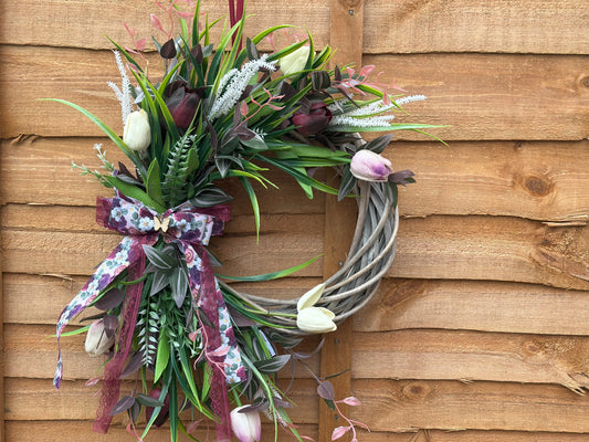 Handmade vintage tulip wreath with artificial flowers, greenery, and a lace ribbon. Elegant spring and Easter door décor for a romantic and cozy home.
30 cm 