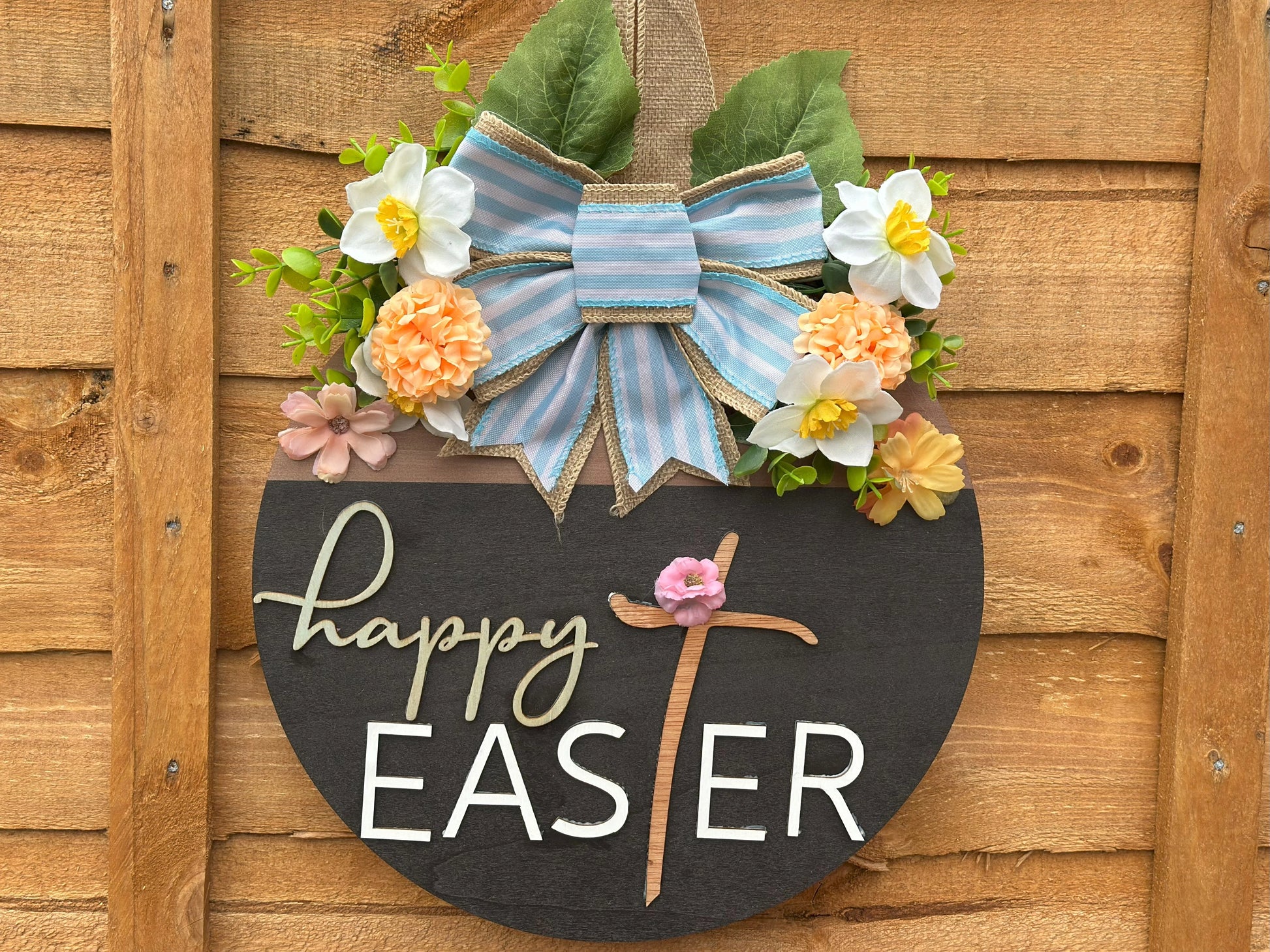 "30 cm wooden Easter wreath with a vintage-inspired design, soft pastel flowers, and a charming ribbon.