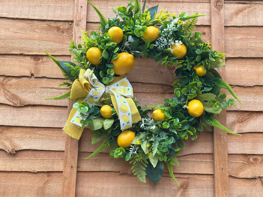 Handmade 40cm lemon wreath with artificial greenery, yellow burlap bow, and realistic faux lemons. Perfect for spring and summer home decor, door decoration, or wall hanging. Suitable for indoor and outdoor use.