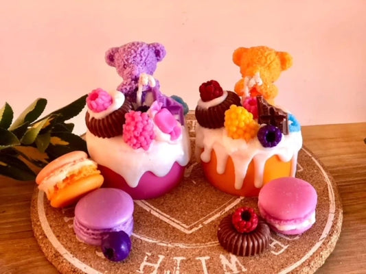 Handmade dessert-inspired soy wax candle featuring a teddy bear, chocolate, and fruit decorations. Cute aesthetic cake-shaped candle, perfect for home décor, baby showers, and unique gift ideas.